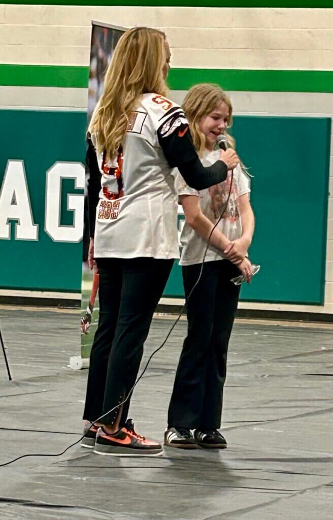 eastern_local_elementary_HBHM_girl Robin Burrow speaking with a girl at The Joe Burrow Foundation's Healthy Body, Healthy Minds event at Eastern Local Elementary School.