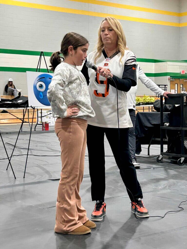 eastern_local_elementary_HBHM_girl2 Robin Burrow speaking with a girl at The Joe Burrow Foundation's Healthy Body, Healthy Minds event at Eastern Local Elementary School.