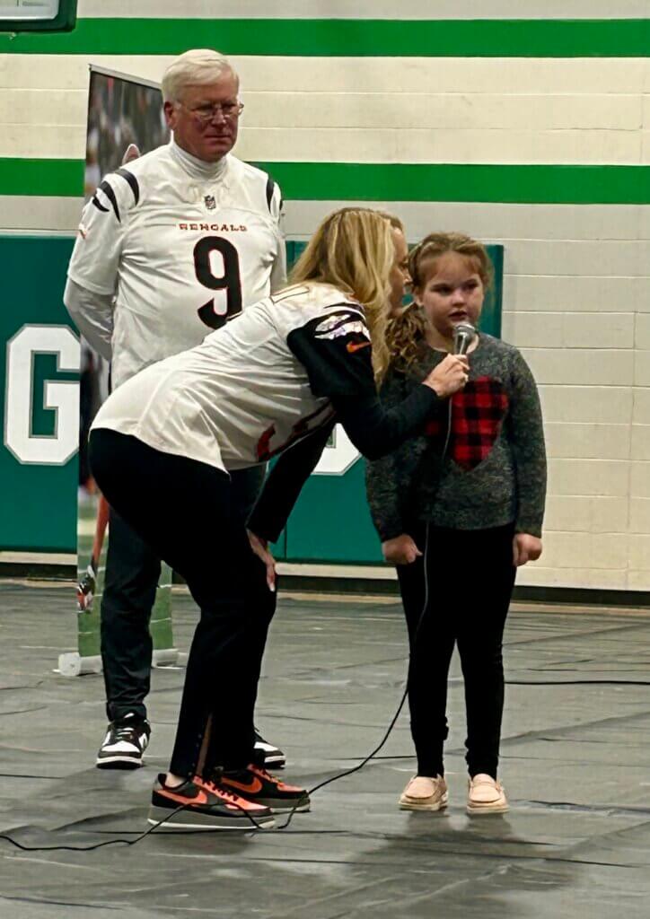 eastern_local_elementary_HBHM_girl3 Robin and Jimmy Burrow speaking with a girl at The Joe Burrow Foundation's Healthy Body, Healthy Minds event at Eastern Local Elementary School.