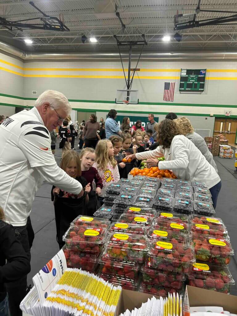 eastern_local_elementary_HBHM_jimmy Jimmy Burrow handing out food at The Joe Burrow Foundation's Healthy Body, Healthy Minds event at Eastern Local Elementary School.